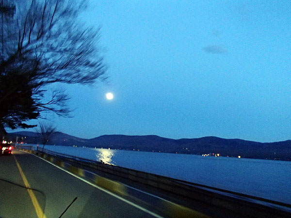 月の光が山中湖の湖面に反射